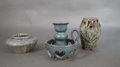 Ensemble de trois céramiques : 
- Un bougeoir...