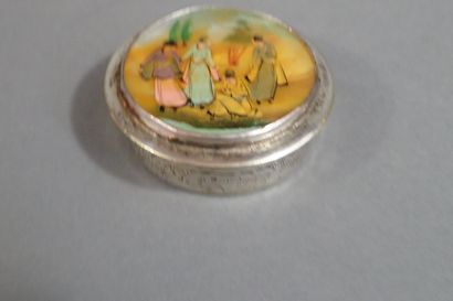 Boîte ronde en métal argenté, le couvercle...