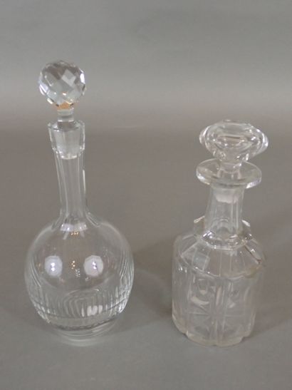 BACCARAT, Carafe en cristal taillé. Avec...