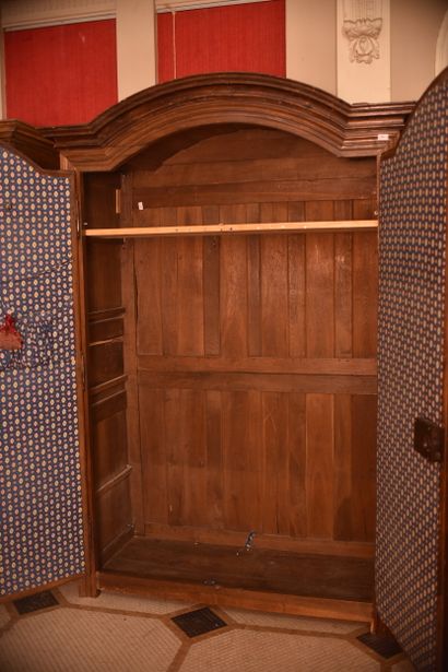 Armoire parisienne en noyer mouluré et sculpté,...