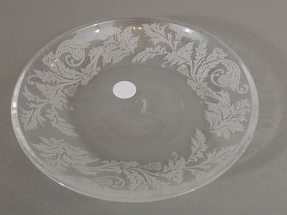 CHRISTOFLE, Petit plat en verre à décor gravé...