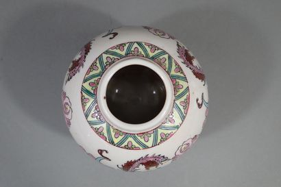 Paire de petits vases globulaires en porcelaine...