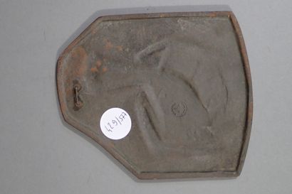 Plaque en acier à décor d'un pélican stylisé,...