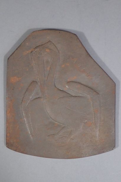 Plaque en acier à décor d'un pélican stylisé,...