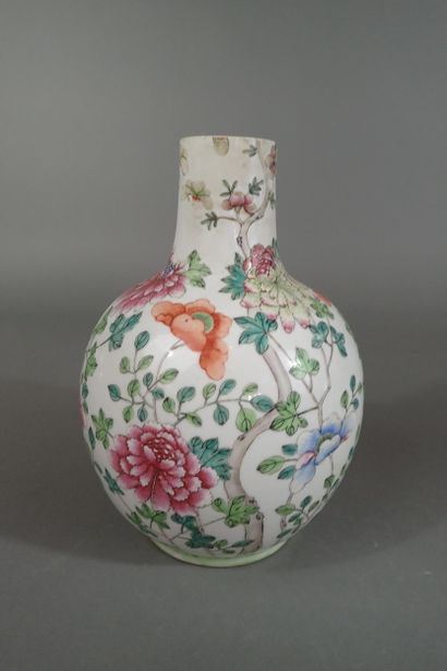 Chine ? Vase en porcelaine de forme balustre...