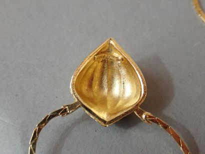 NINA RICCI. Collier en métal doré orné d'un...