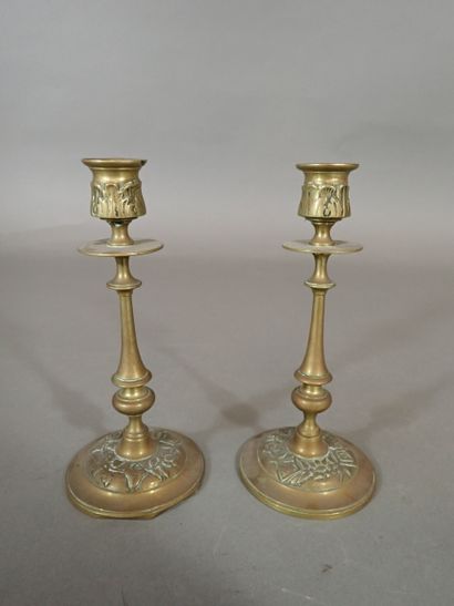 Lot de deux bougeoirs en laiton à décor de...
