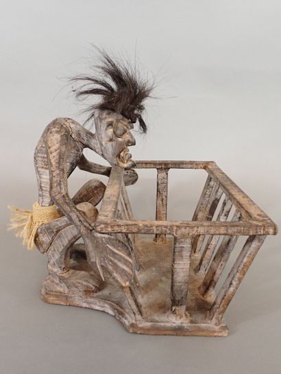 Afrique, Porteur de corbeille ajourée en...