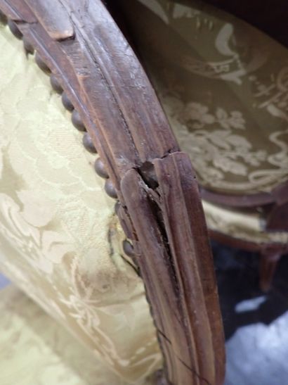 Paire de fauteuils cabriolet en bois mouluré...