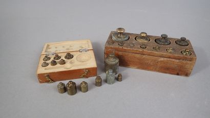 Ensemble de séries de poids, l'une complète...
