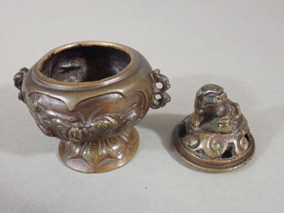 CHINE, Petit brule parfum en bronze patiné,...