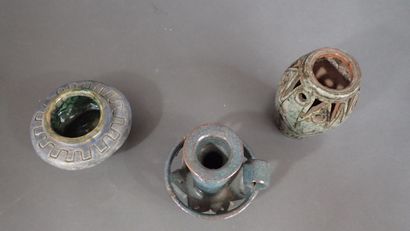 Ensemble de trois céramiques : 
- Un bougeoir...
