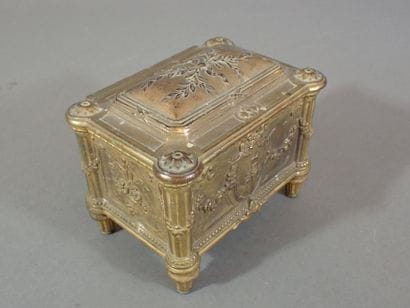 Coffret à bijoux en bronze doré à décor de...
