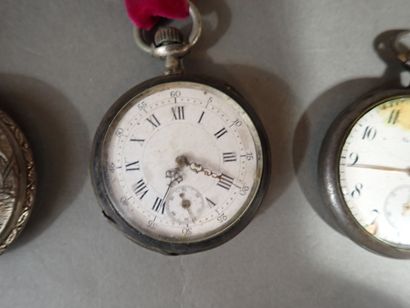 Lot de trois montres de gousset en métal...
