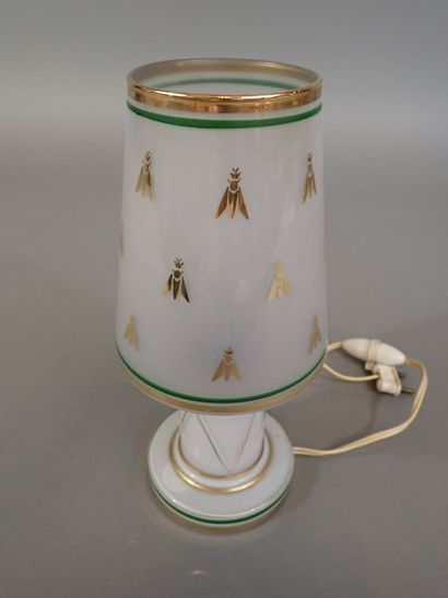 Lampe à poser en verre opalin à décor d'abeilles...