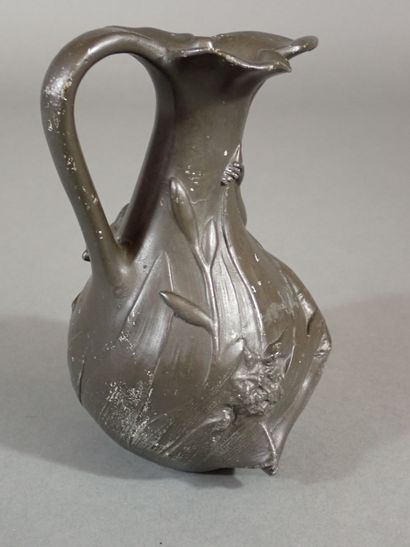 Jean GARNIER (1853-1910), Pichet en étain...