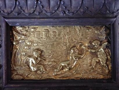 Petit bas-relief en métal doré figurant des...