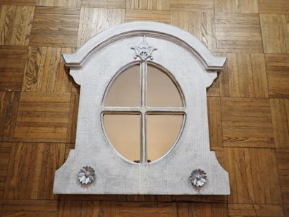 Miroir dans un cadre en forme de fenêtre...