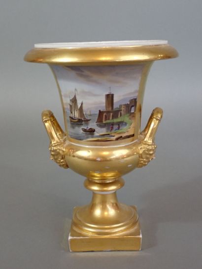 Vase de forme Médicis en porcelaine de Paris...