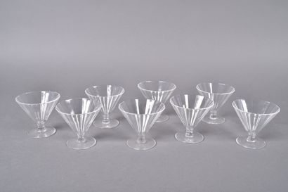 Huit coupes à champagne en cristal à pans...