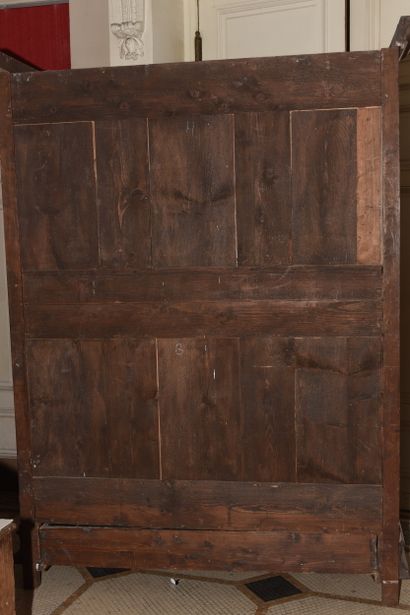 Armoire en noyer mouluré ouvrant à deux vantaux...