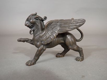 Italie, Griffon en bronze patiné. Marqué...