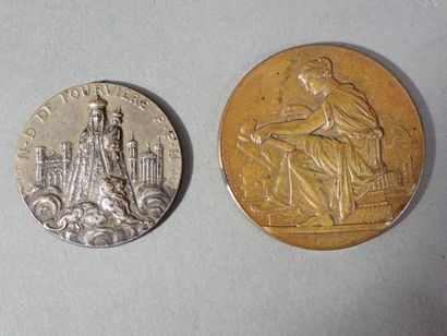 Lot de 2 médailles en bronze :
- F. CHABAUD...