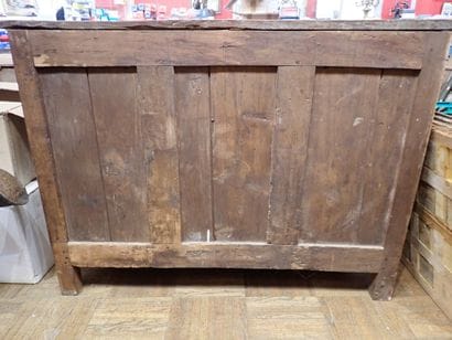 Commode galbée en noyer dite 