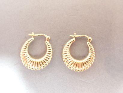 ***Paire de boucles d’oreilles en or jaune...
