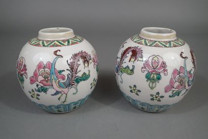 Paire de petits vases globulaires en porcelaine...