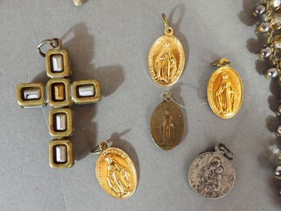 Lot de bijoux fantaisie comprenant : colliers,...