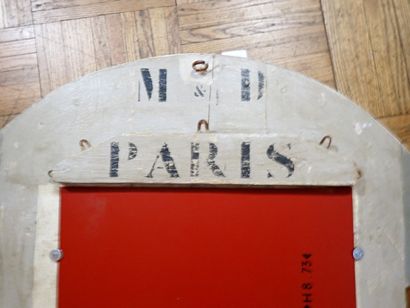 Miroir dans un cadre en forme de fenêtre...