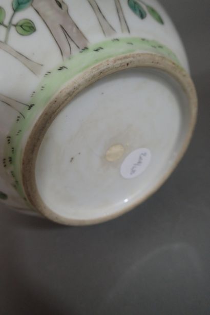 Chine ? Vase en porcelaine de forme balustre...