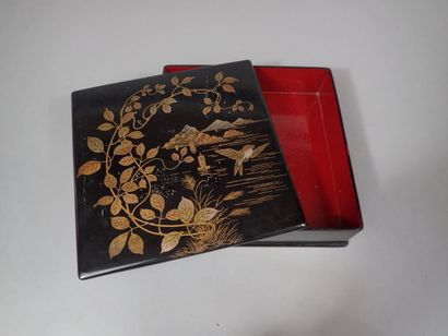 Coffret quadrangulaire en laque noire à décor...