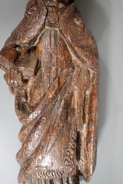 Statue d'un saint évêque en chêne sculpté....