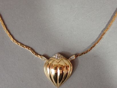 NINA RICCI. Collier en métal doré orné d'un...