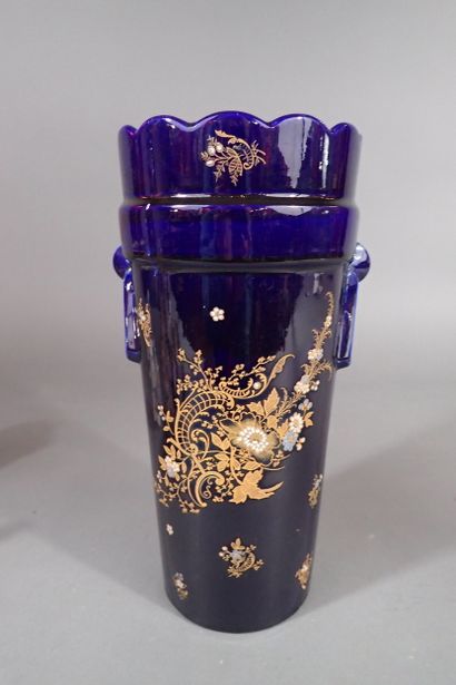 DE BRUYN - Fives-Lille. Grand vase en céramique...