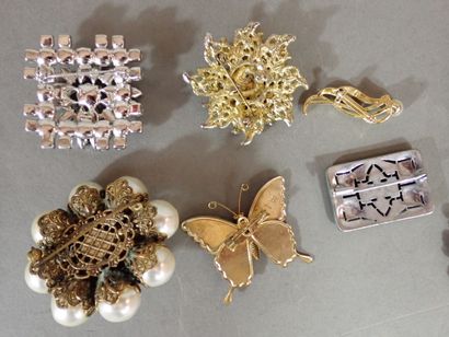 Lot de bijoux fantaisie comprenant : colliers,...