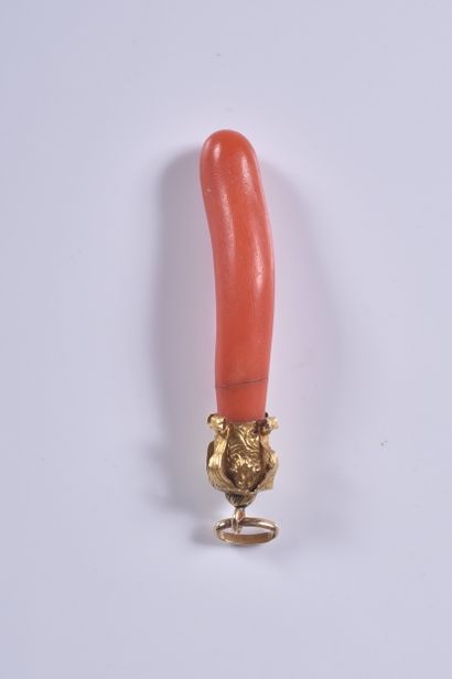 Pendentif en branche de corail rouge et monture...