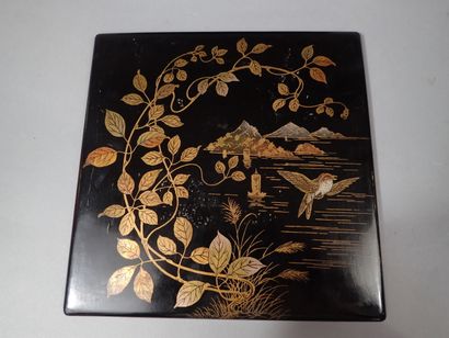Coffret quadrangulaire en laque noire à décor...