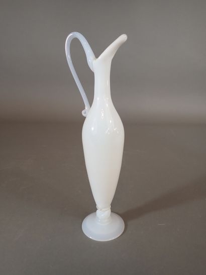 CRISTALLERIE DE SEVRES. Aiguière en opaline...