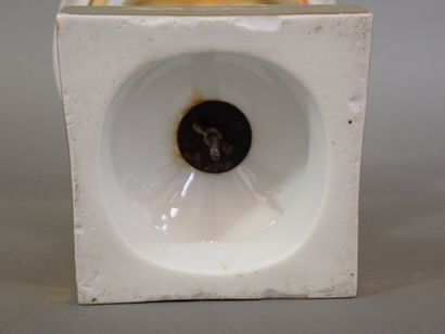Vase de forme Médicis en porcelaine de Paris...