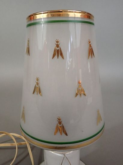 Lampe à poser en verre opalin à décor d'abeilles...