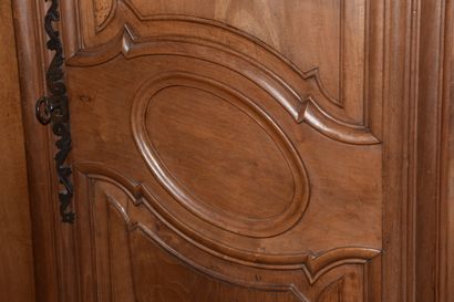 Armoire en noyer mouluré ouvrant à deux vantaux...