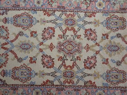 Tapis d'Orient en laine dans les tons rose...