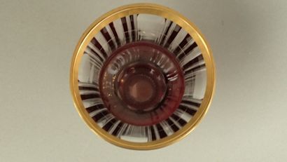 Vase taillé en cristal en partie doublé rouge...