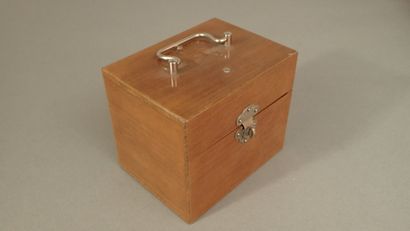 Coffret en acajou contenant un appareil d'induction...