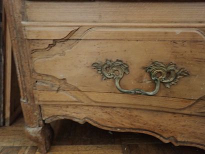 Commode galbée en noyer dite 