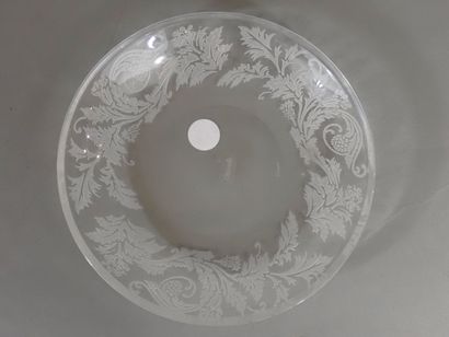 CHRISTOFLE, Petit plat en verre à décor gravé...