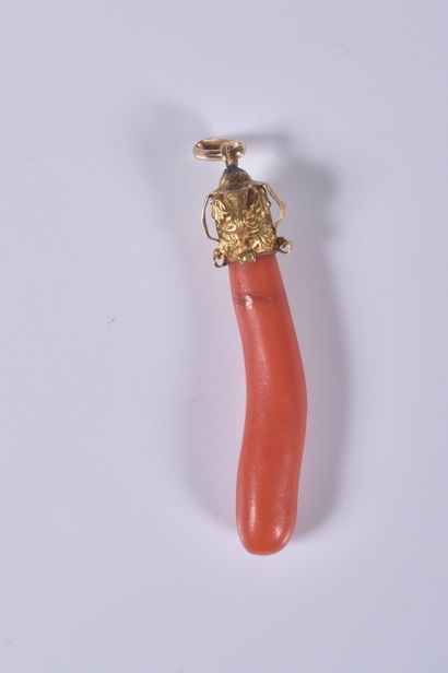 Pendentif en branche de corail rouge et monture...